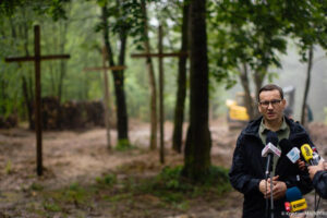Premier Morawiecki na cmentarzu w Puźnikach