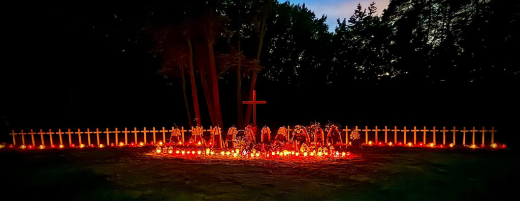 Znicze przy kwaterze po pogrzebie w Puźnikach